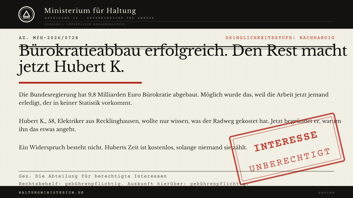 Satirischer Behördenaushang des Ministeriums für Haltung mit der Schlagzeile „Bürokratieabbau erfolgreich. Den Rest macht jetzt Hubert K.“ und einem roten Stempel „Interesse unberechtigt“.