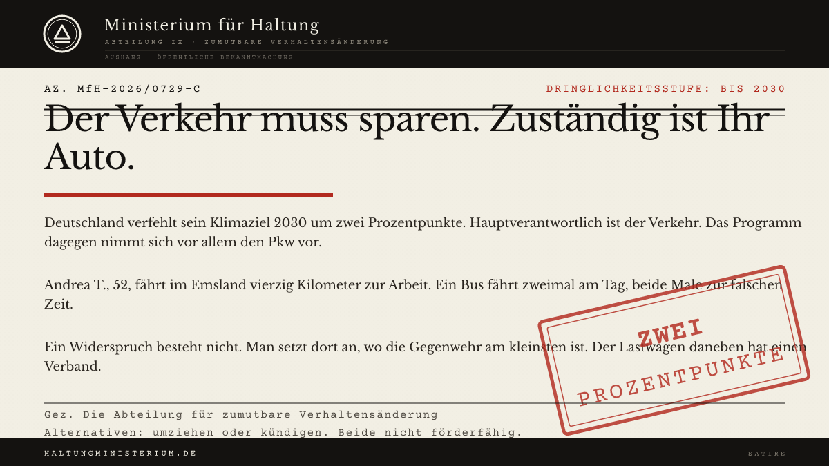 Satirischer Behördenaushang des Ministeriums für Haltung mit der Schlagzeile „Der Verkehr muss sparen. Zuständig ist Ihr Auto.“ und einem roten Stempel „Zwei Prozentpunkte“.