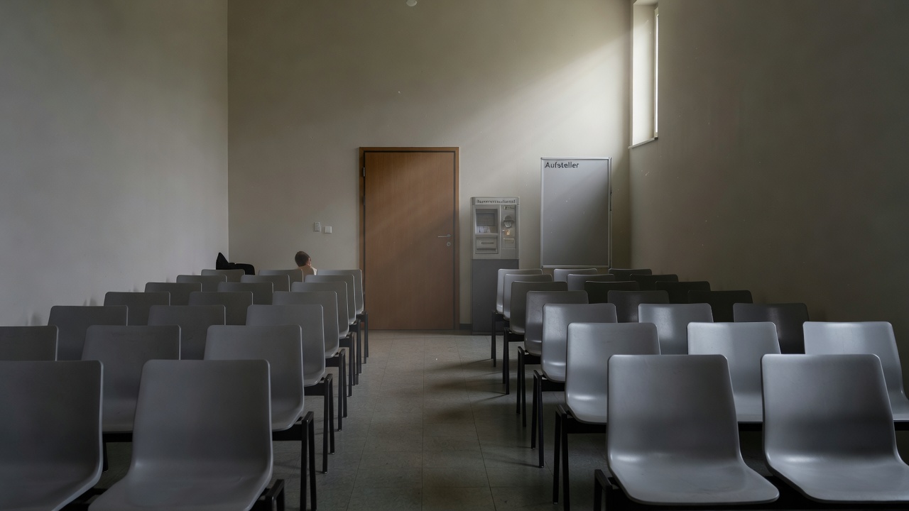 Satirischer Behördenaushang des Ministeriums für Haltung mit der Schlagzeile „Kunst ist, was einheitlich geschrieben wird“ und einem roten Stempel „Nicht schöpferisch“.